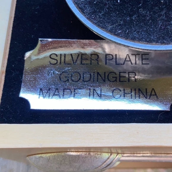 Rotating music box with slots for four photos and a central compartment. Silver. - Picture 5 of 7